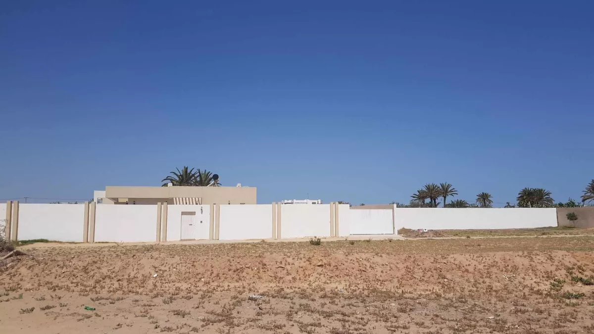 أرض للبيع في تيزديان مع تصريح بناء - جربة