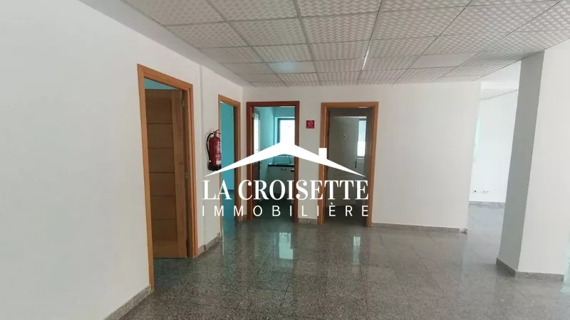 Moderne Open-Space-Büro an den Berges du Lac 2: Der ideale Arbeitsplatz