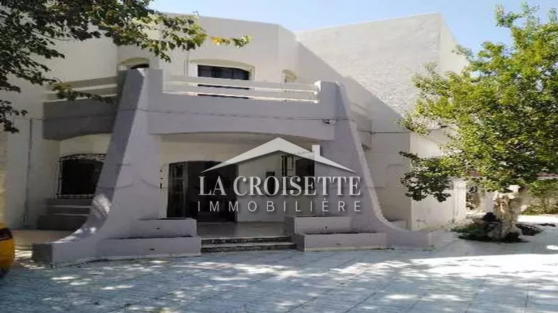 Villa di Lusso in Affitto a La Soukra: Un Rifugio di Comfort e Sicurezza