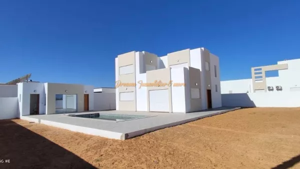 Luxury Villa with Spacious Pool and Bright Interiors in Djerba