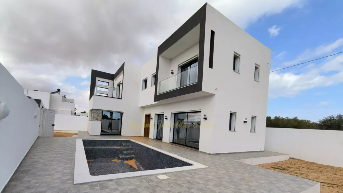 Villa di Lusso con Piscina Spaziosa e Ampi Spazi di Vita a Djerba