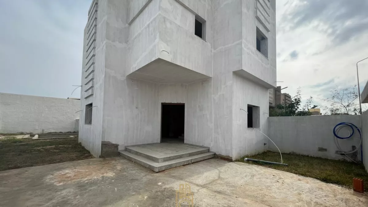 Villa di Lusso S+5 con Piscina a Cité Diamant, Hammamet Nord: Uno Stile di Vita da Sogno a Portata di Mano