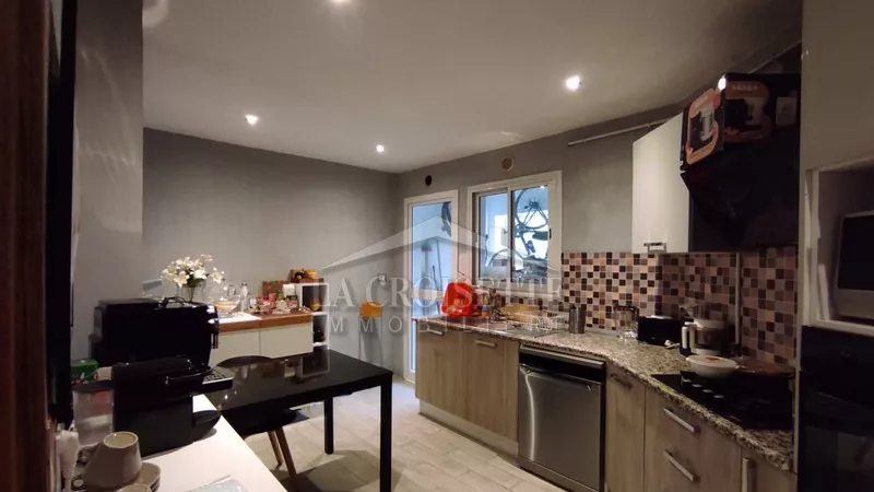 Rifugio Ideale a La Soukra: Appartamento S+3 con Giardino