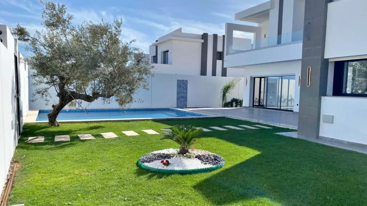 فيلا فاخرة بجانب المسرح في الحمامات – فرصة ذهبية