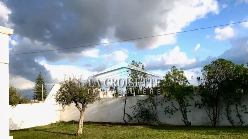 فيلا فاخرة على الأرضية الأرضية S+4 للبيع في لا سوكرا، أريانة