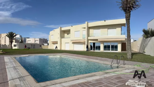 Luxury Waterfront Villa with Pool in Jinen Béni Khiar, Nabeul