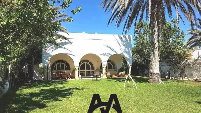 فيلا ساحرة على شاطئ البحر بأسلوب عربي في نابل