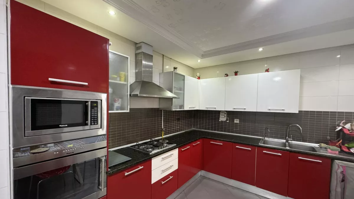 ثلاثة طوابق فاخر في لا سوقرة: ملاذك الجديد للسلام