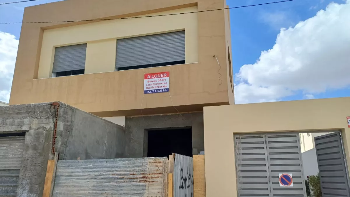 Proprietà Commerciale al Piano Terra ad Ariana: Una Locazione Ideale per la Tua Attività