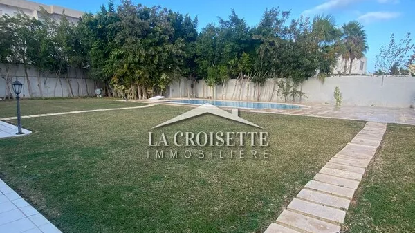 Luxus-Villa mit Pool in La Soukra: Ein Paradies der Luxus und des Komforts