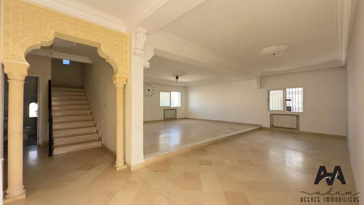 Elegante Duplex S+5 a Cité Mohsen Al Imem, Nabeul: Un Rifugio per gli Amanti dello Spazio e del Comfort