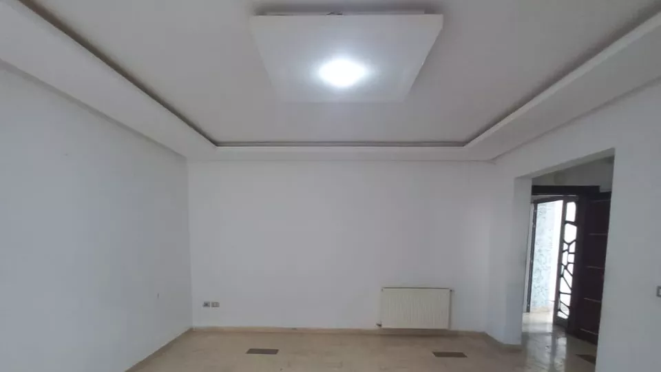 Zwei-Etagen-Villa in einem Wohngebiet in Cité Fol, Ben Arous