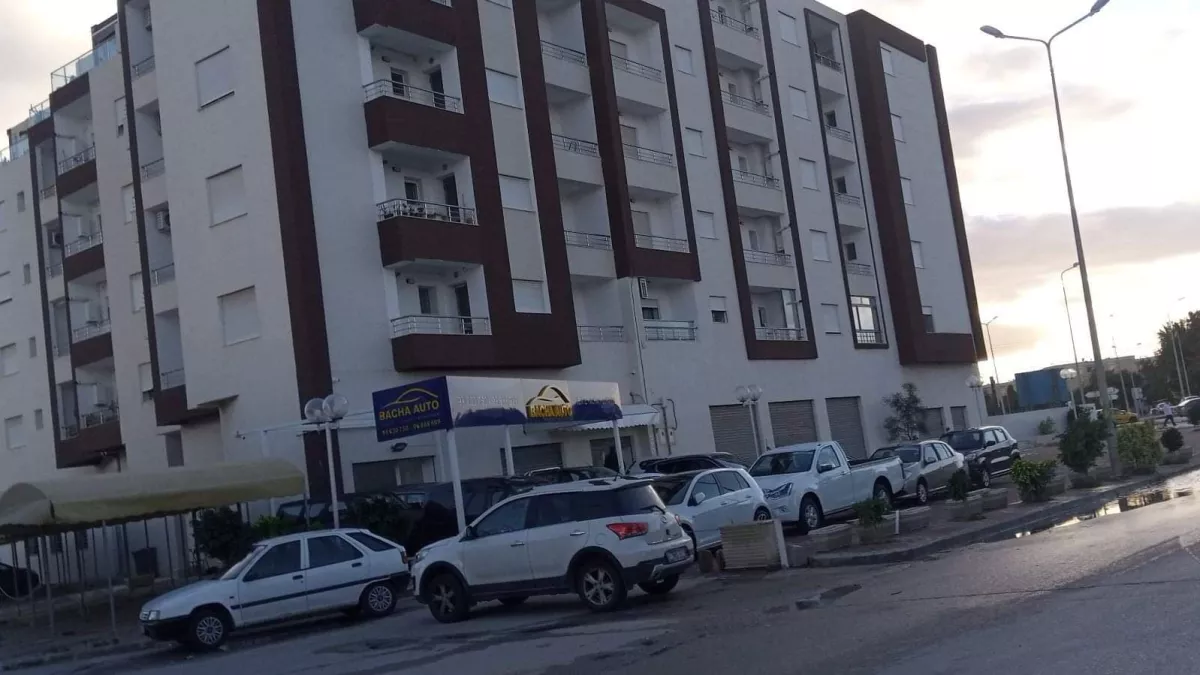 Spazio Commerciale Strategico su una Via Principale a Ben Arous