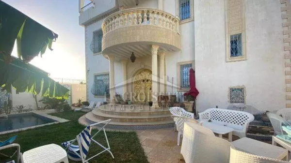 Villa di Lusso S+5 con Piscina a La Soukra ZVV173