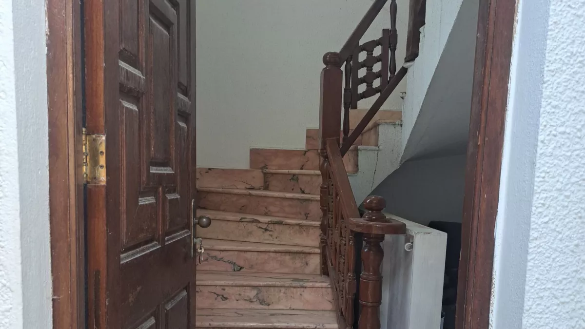 ملاذك المثالي للسلام: طابق فيلا للبيع في العواردية