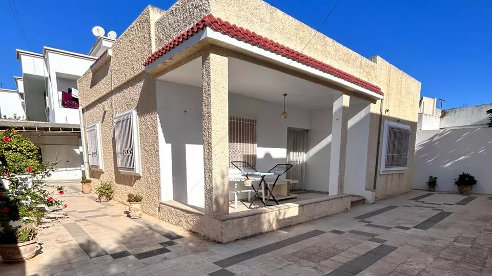 Villa a Piano Terra Mostra a Cité El Ghazela: Un Rifugio Pacifico ad Ariana