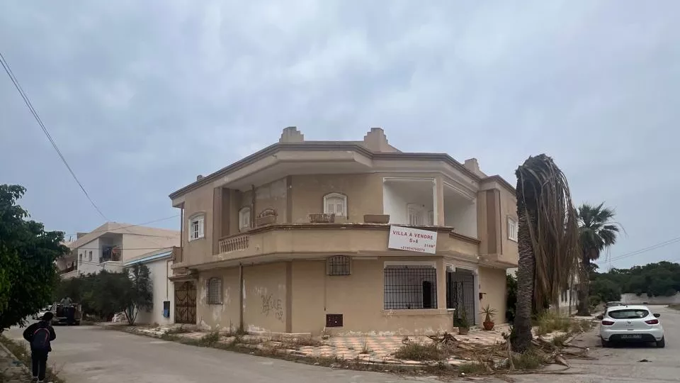 Villa di Lusso Fronte Mare a Hammam Chott