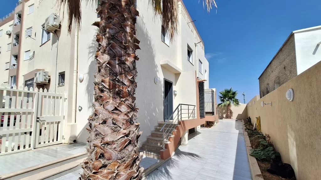 شقة ثلاثية الطوابق مع شرفة في سيتي الغزالة، أريانة