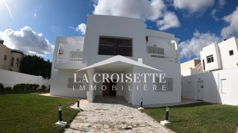 Luxus-Villa zur Miete in La Soukra: Ein Refugium der Komfort und Eleganz