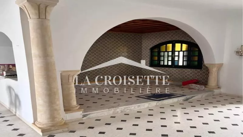 فيلا منفصلة من طابقين وطابق أرضي للإيجار في شاطئ لا مارса ZEL0574