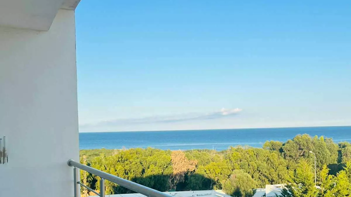 شقة فاخرة 3 غرف للبيع في نابل – إطلالة بحرية رائعة