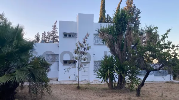 Luxurious S+4 Villa in Notre Dame with Expansive Garden