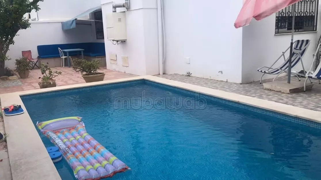 فيلا فاخرة في حمامات: ملاذ من الراحة والأناقة