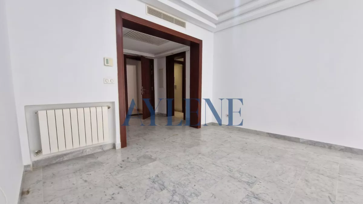 شقة س4 فسيحة مع غرفة خدمة في جاردنز دي كارثاج