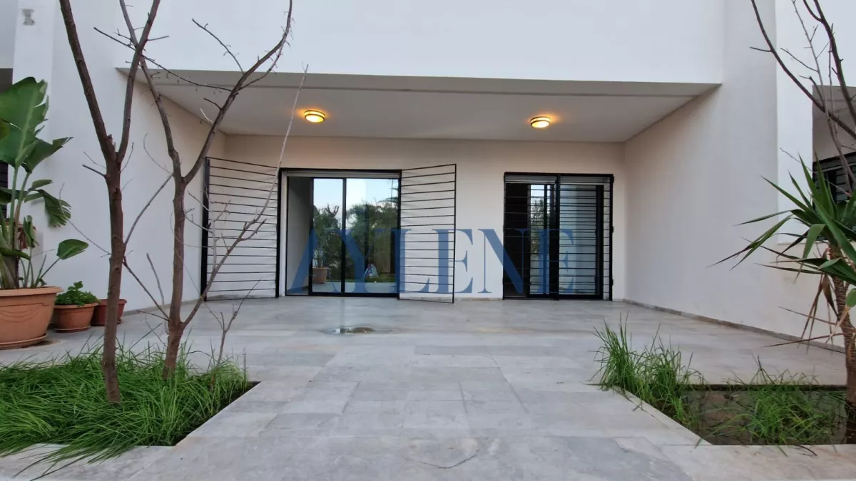 شقة فاخرة S+3 مع سويتي وهادئة بحديقة خاصة – المرسى