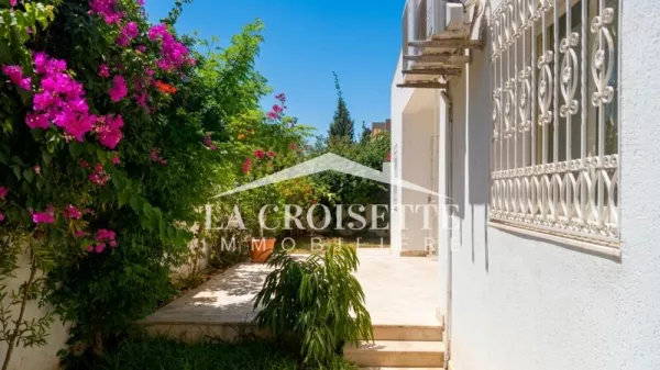 فيلا فاخرة بالطابق الأرضي للإيجار في المرسى – ZVL1567